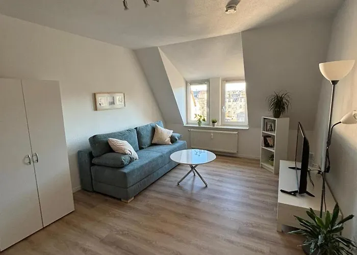 1 Raum Dachgeschosswohnung In Ruhiger Lage